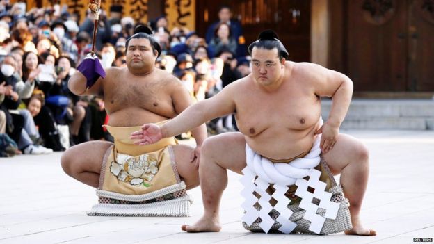 Luchadores de sumo durante una ceremonia
