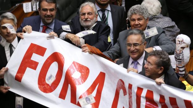 Adversários de Eduardo Cunha comemoram cassação