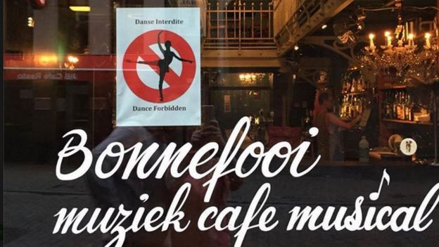 Image showing sticker on window of Bonnefooi cafe, saying 