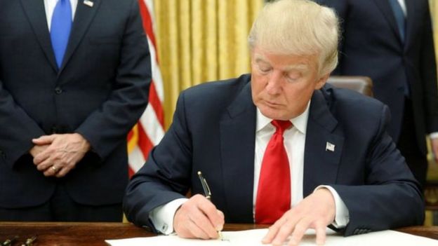 டிரம்ப் முதல் கையெழுத்து
