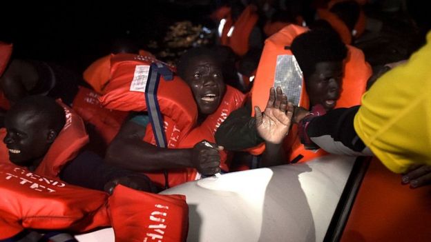 லிபியா கடற்கரைக்கு அருகே குடியேறிகள் சென்ற ரப்பர் படகு விபத்து; 17 பேர் பலி