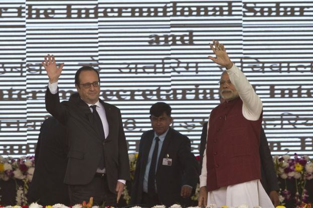 Francois Hollande and Narendra Modi at the foundation stone laying for the headquarters of the International Solar Alliance at Gurgaon, on the outskirts of New Delhi