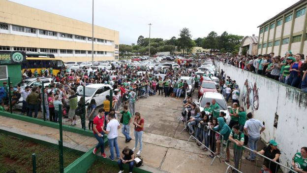 Pessoas na sede da Chapecoense