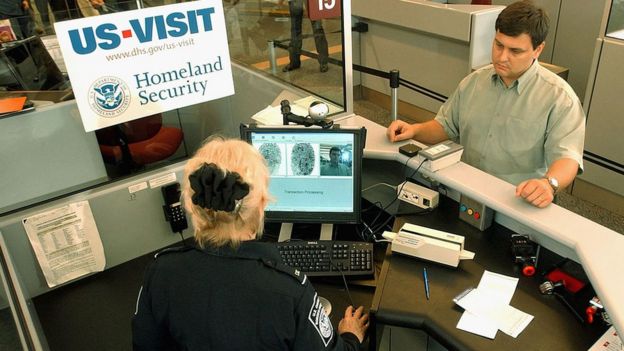 Homem no controle de imigração dos EUA