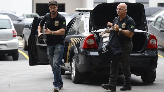 A Polícia Federal e Receita Federal em ação na 30ª fase da Operação Lava Jato; carros da PF chegam com malotes e computadores na sede do órgão, na região portuária do Rio