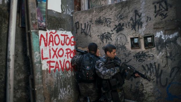 Policiais em favela