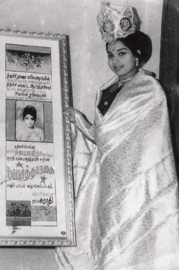 'நவரசத்தாரகை' என்னும் பட்டம் ஜெயலலிதாவிற்கு வழங்கப்பட்ட போது.