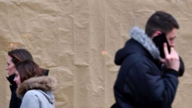 Peatones con teléfonos