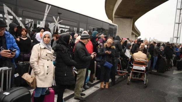 Pasajeros evacuados del aeropuerto de Orly.