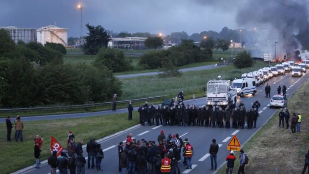 Police dislodge protesters at entrance of an oil refinery in Douchy-les-Mines, northern France, 25 May 2016