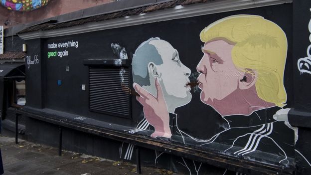 Grafite no qual Trump aparece beijando Putin