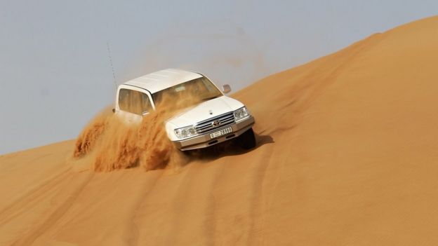 Una camioneta en una duna