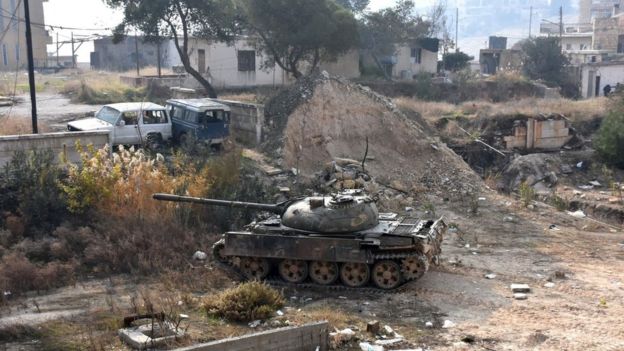 A tank belonging to Syrian government forces in west Aleppo's Ithaa district (11 December 2016)