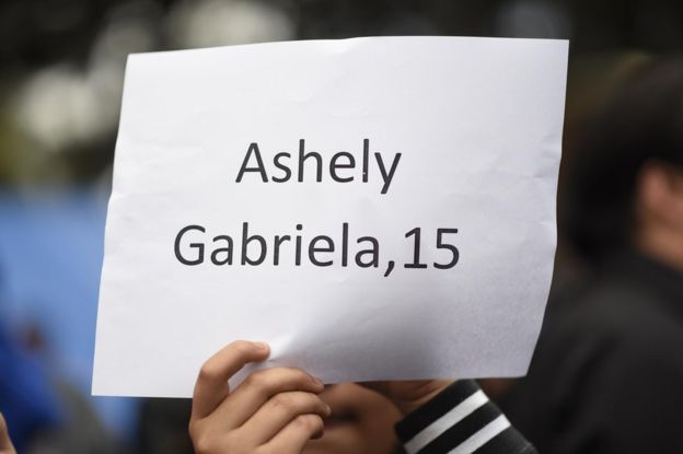 Cartel con el nombre de una de las 40 niñas muertas en el incendio que se registró el 8 de marzo en el Hogar Seguro Virgen de la Asunción de Guatemala.
