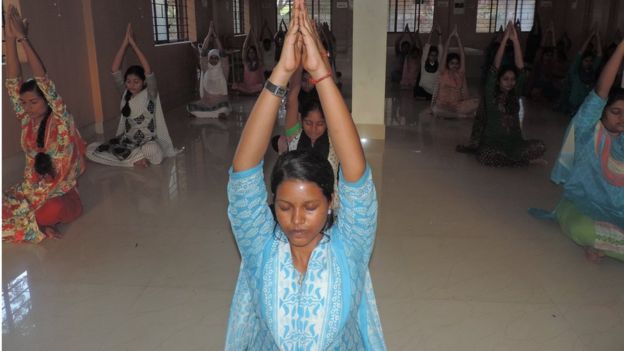 சென்னை அரசு யோகா இயற்கை மருத்துவக் கல்லூரி மருத்துவமனையில் யோகா பயிற்சியில் ஈடுபட்டுள்ள இள வயதினர்