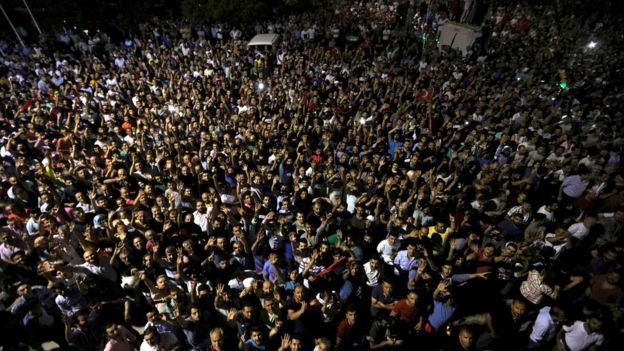 Decenas de personas salieron a la calle en Estambul para rechazar lo que el presidente Erdogan denunció como un 
