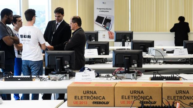 Tribunal Superior Eleitoral faz teste público de segurança do sistema eletrônico de votação, em Brasília, em março de 2016