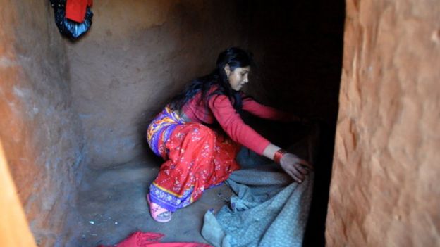 Adolescente en una cabaña