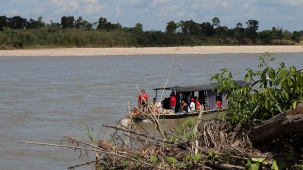 Um barco chega à costa colombiana