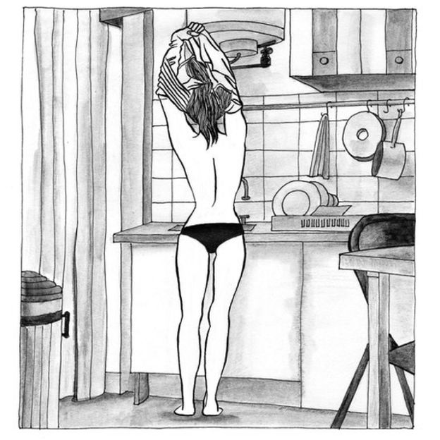 Mujer desvistiéndose en la cocina.