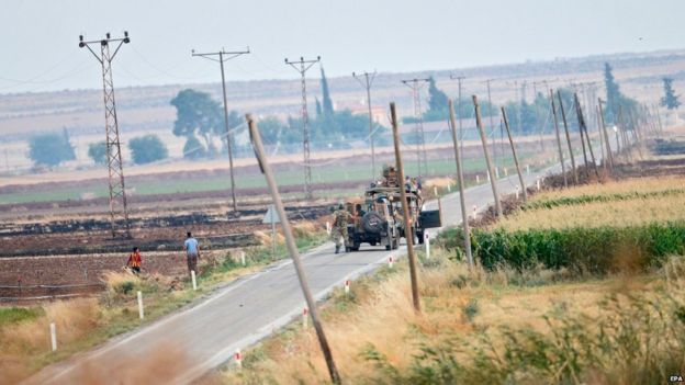 Turkish tanks patrol near Syria border line near Elbeyli, near Kilis, south-eastern Turkey (24 July 2015)