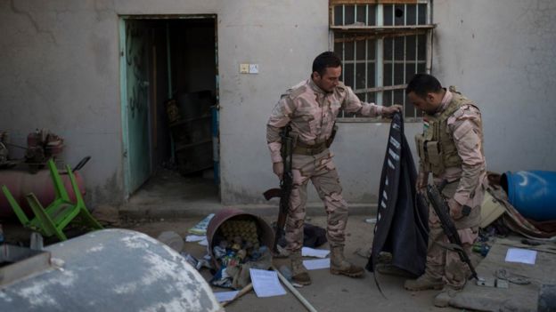 جنود عراقيون يفتشون منازل في الموصل