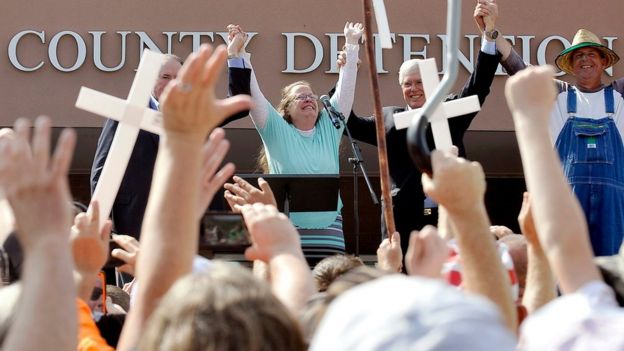 Rowan County Clerk Kim Davis, flanked by Republic presidential candidate Mike Huckabee (L), Attorney Mathew Staver (2nd R) and her husband Joe Davis (R) celebrates her release from the Carter County Detention Center in Grayson, Kentucky on 8 September 8