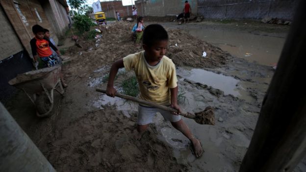 Niños reconstruyen después de las inundaciones en Perú