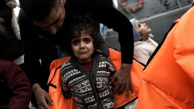 மத்திய தரைக்கடலில் குடியேறிகளை சுமந்து சென்ற படகு கவிழ்ந்ததில் குறைந்தது 22 பேர் பலி என்று தகவல் வெளியாகியுள்ளது. சமீபத்தில் மத்திய தரைக்கடலில் மீட்கப்பட்ட குடியேறிகள் (கோப்புப்படம்)