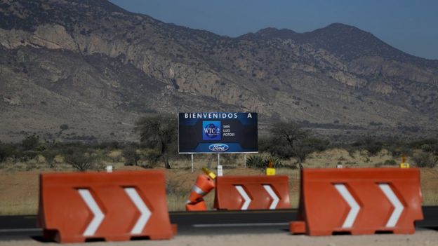 Cartel dándole la bienvenida a Ford a Villa de Reyes, en San Luis Potosí.