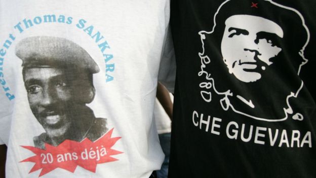 Camisetas vistos en Ouagadougou en 2007 muestra (L) ex presidente de Burkina Faso Thomas Sankara y marxista revolucionario Che Guevara (R)