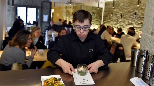 Restaurante francês que emprega funcionários com Síndrome de Down