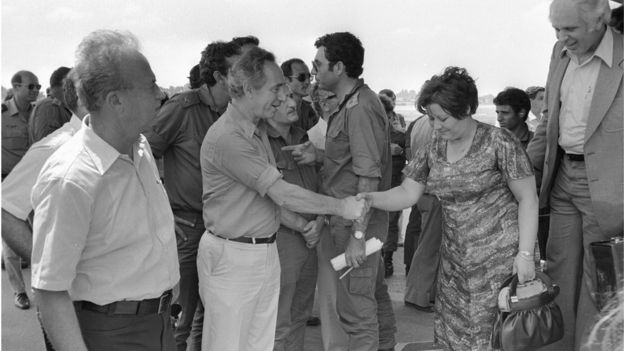 Yitzhak Rabin (left) and Shimon Peres welcome hostages back to Israel