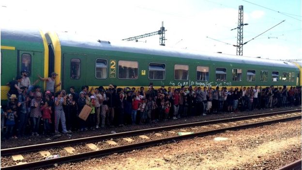 Migrants at train in Bicske (4 September 2015)