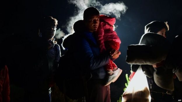 Migrants cross the border before midnight on Friday 16/10/2015