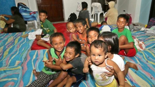 Typhoon victims rest inside a school classroom turned into a temporary evacuation centre in Bacarra, Ilocos Norte province 22/08/2015