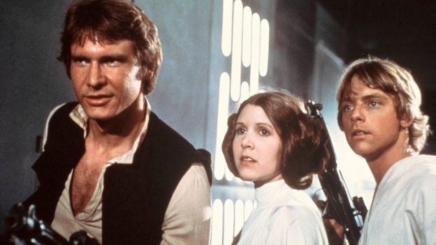 De izquierda a derecha: Harrison Ford, Carrie Fisher y Mark Hamill en una escena de Star Wars