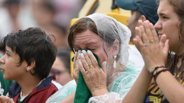 Mujeres lloran por la tragedia de Medellín
