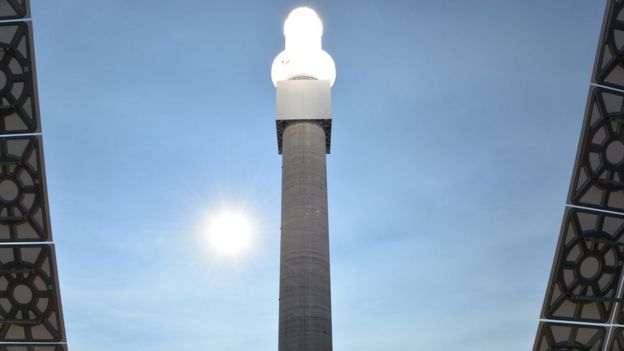 Receptor en la parte superior de la torre de planta solar