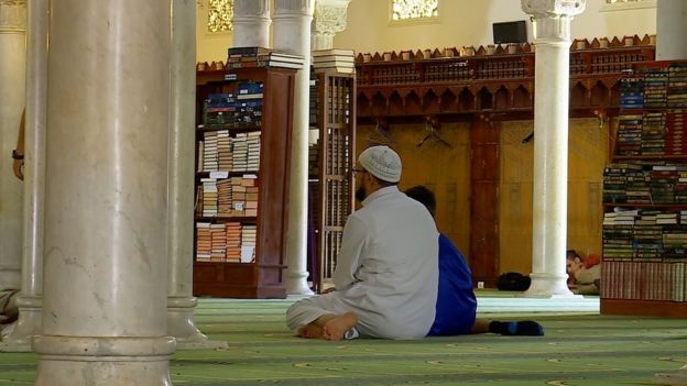 Внутри Главной мечети Парижа
