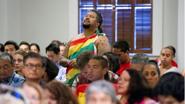 A man sings and chants in the gallery before oral arguments begin Thursday, Aug. 27, 2015, at the Hawaii State Supreme Court in Honolulu.