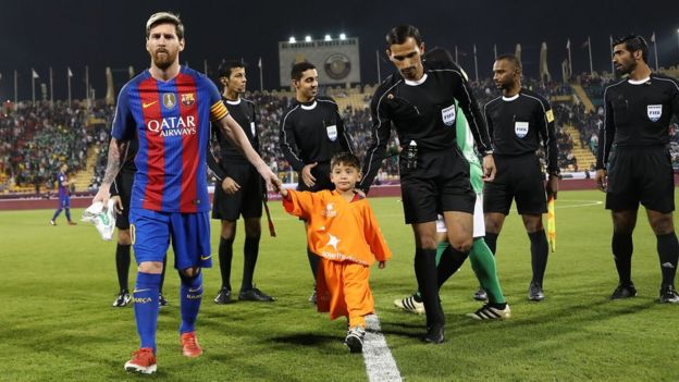Ahmadi y Messi llegando al partido contra Al Ahli