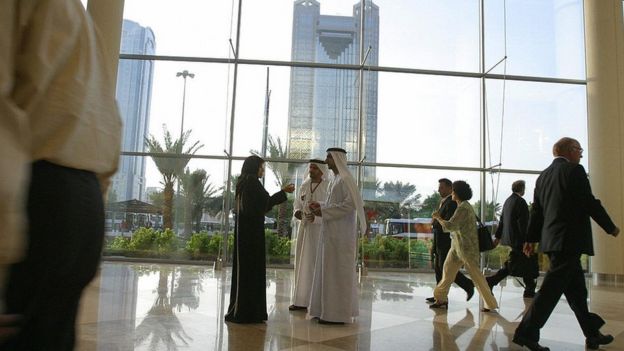 Pessoas andando em Dubai