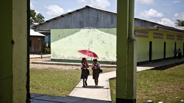 Niñas yendo al colegio en la selva de Perú.