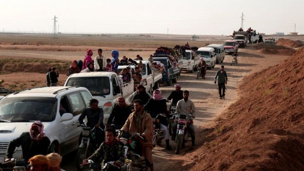 Residentes regresan a una población cercana a Raqa.