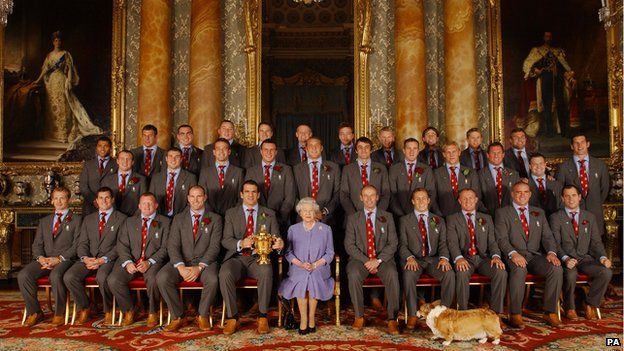 Queen Elizabeth II poses with the Rugby World cup winning England team in 2003