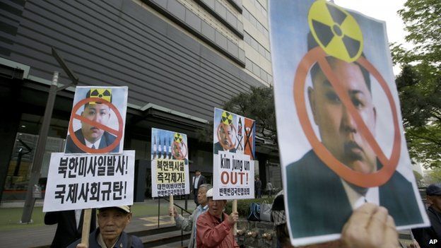 Protesto na Coreia do Sul com cartazes contra armas nucleares no país vizinho