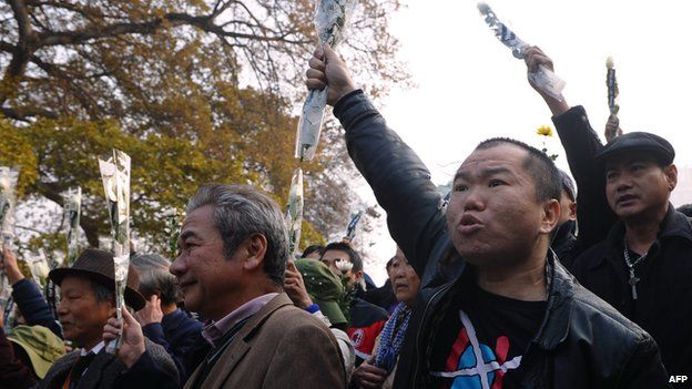 Anti-China protesters rally in front of the statue of King Ly Cong Uan in downtown Hanoi to mark the 40th anniversary of the Chinese occupation of the disputed Paracels (Hoang Sa in Vietnamese) in the South China Sea, on 19 January 2014