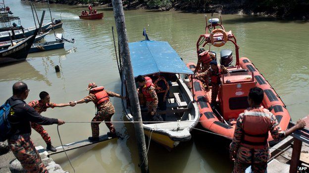 Indonesians missing after boat sinks - BBC News