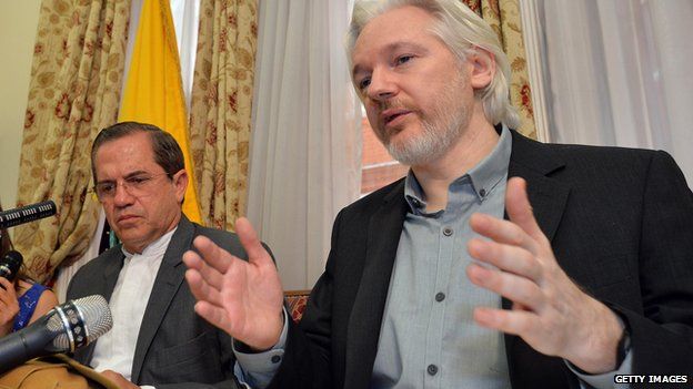 Julian Assange and Ecuadorean Foreign Minister Ricardo Patino during a press conference on 18 August 2014